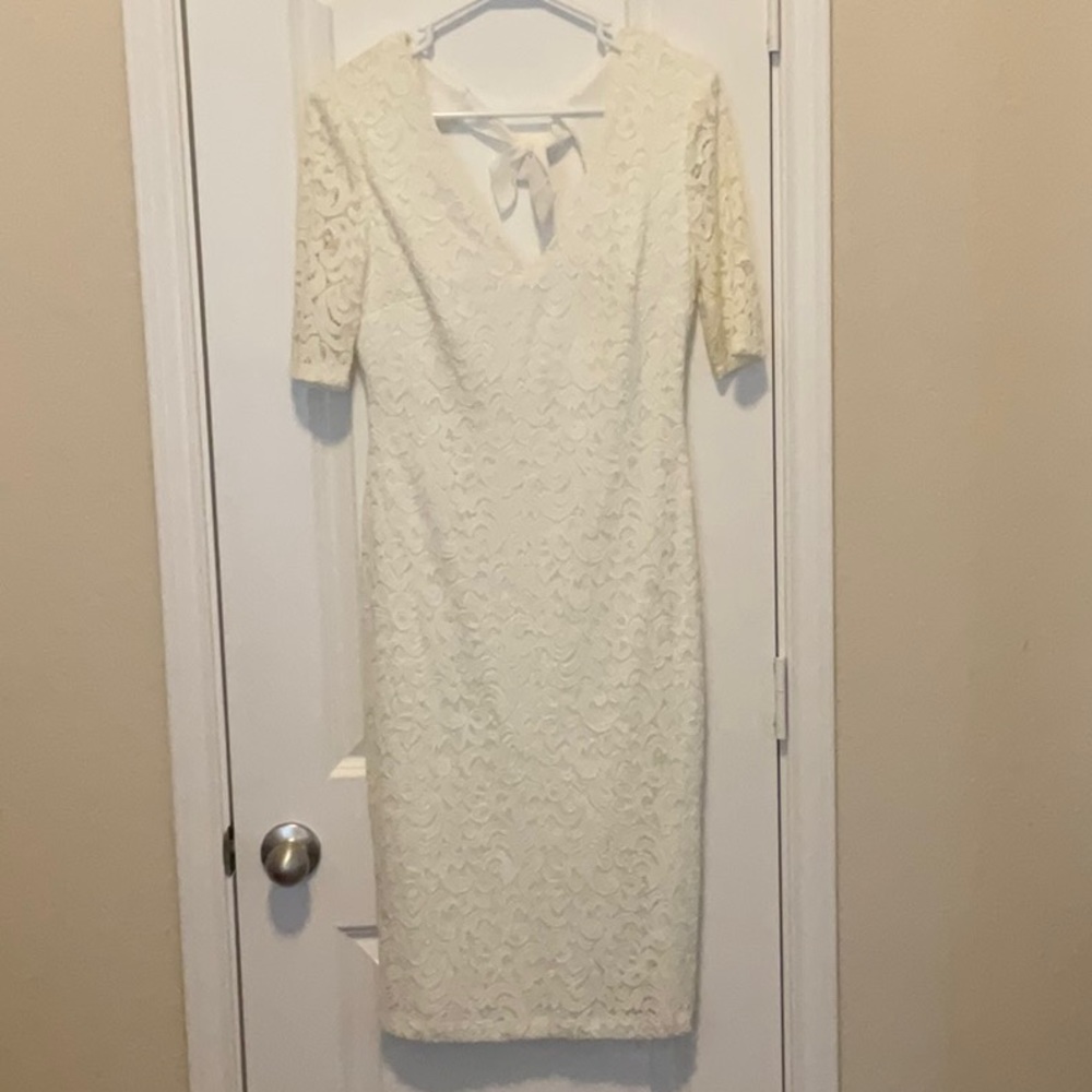 Premier Amour Women’s White lace Dress Size 6.
